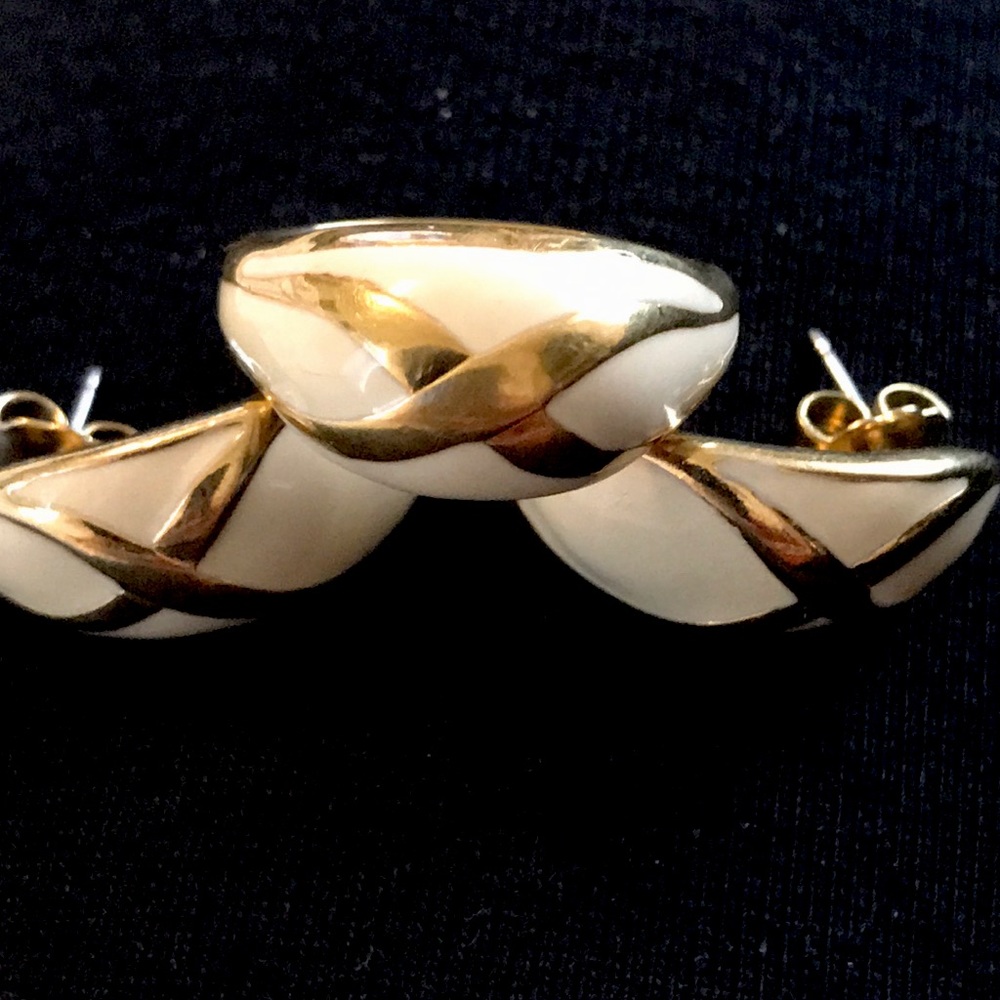 Vintage Ring (possible Avon) cream and gold tone